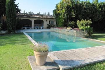 Location de vacances pour 8 personnes, avec jardin et piscine, animaux acceptés à Lagnes