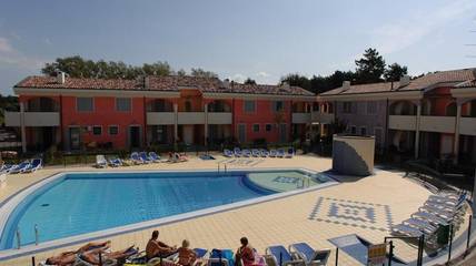 Ferienpark für 5 Personen, mit Terrasse und Garten sowie Pool, mit Haustier in Bibione