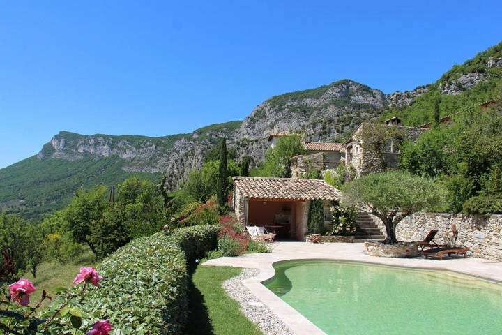 Maison d’hôte pour 2 personnes, avec Terrasse et Jardin ainsi que Piscine et Vue à Pont-de-Barret