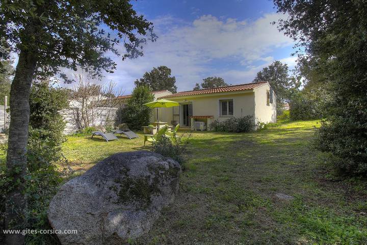 Gîte pour 2 personnes, avec Terrasse ainsi que Jardin et Vue à Porto-Vecchio