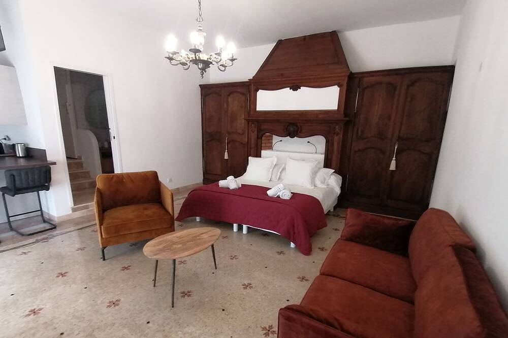 La Châtelaine -Château La Vidalle - Charming bed and breakfast in the heart of a stud farm in Vendres, Côte méditerranéenne (France)