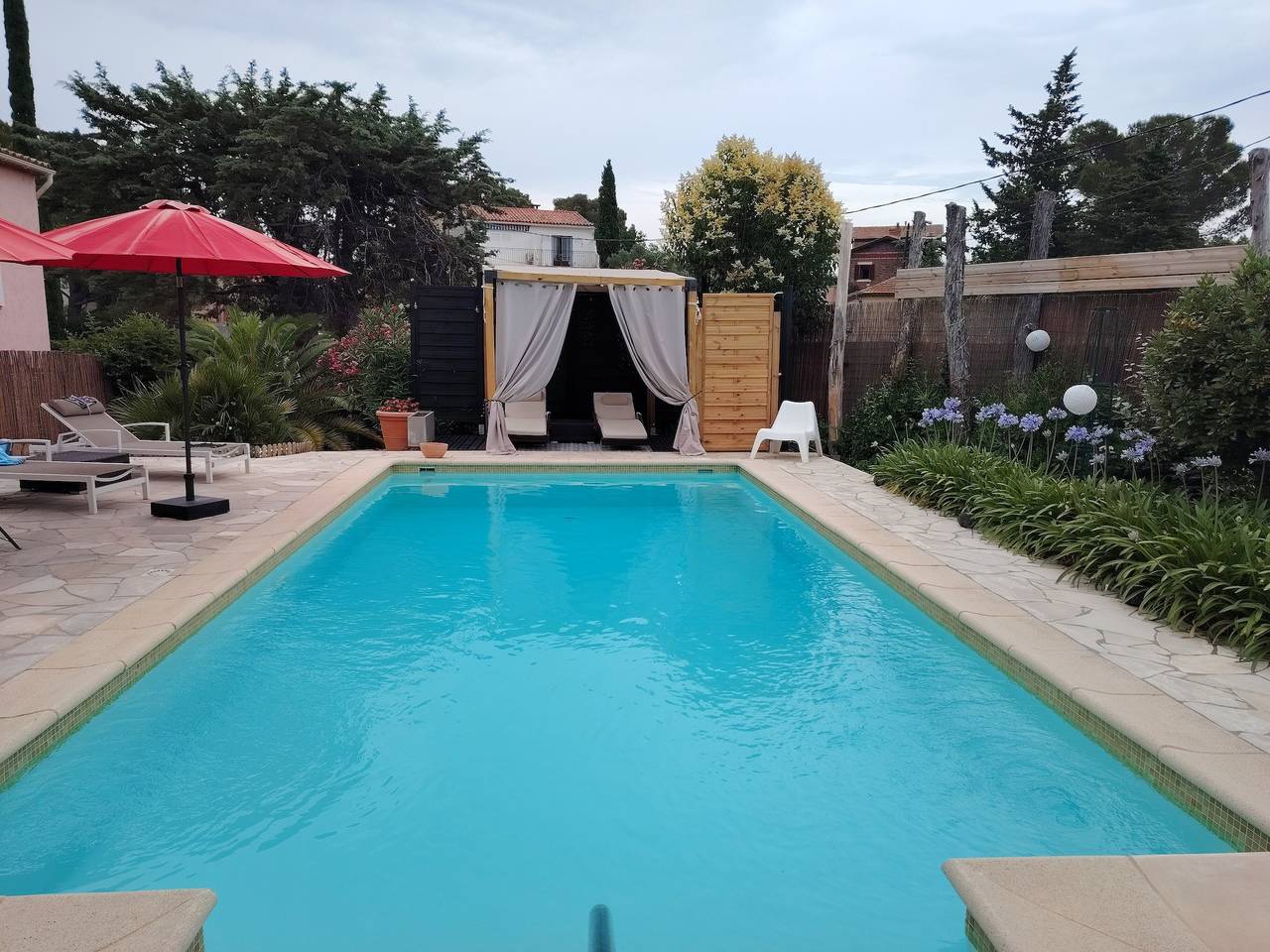 Appartement entier, Appartement 'Ptit Coin De Paradis Plage Peguiere' avec piscine privée, Wi-Fi et climatisation in Saint-Raphaël, Massif de l'Esterel