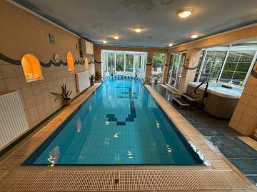 Gîte pour 2 personnes, avec sauna et jardin ainsi que jacuzzi et piscine à Eger