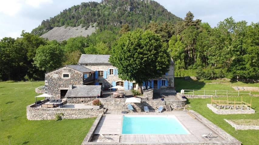 Location de vacances pour 2 personnes, avec terrasse et piscine, animaux acceptés à Saint-Étienne-Lardeyrol - 4