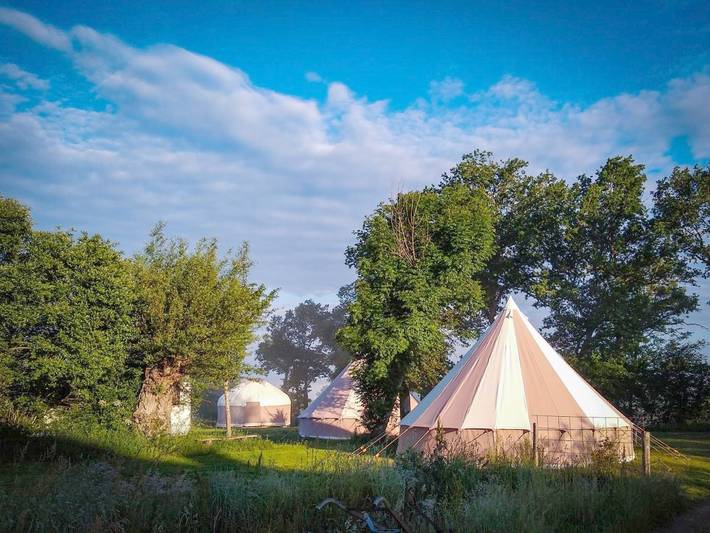 Tente pour 5 personnes, avec jardin ainsi que piscine et vue dans le Puy-de-Dôme