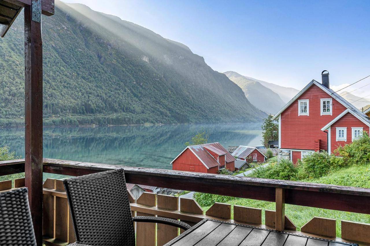 Cabin alongside the beautiful fjærlandsfjord in Sogndal