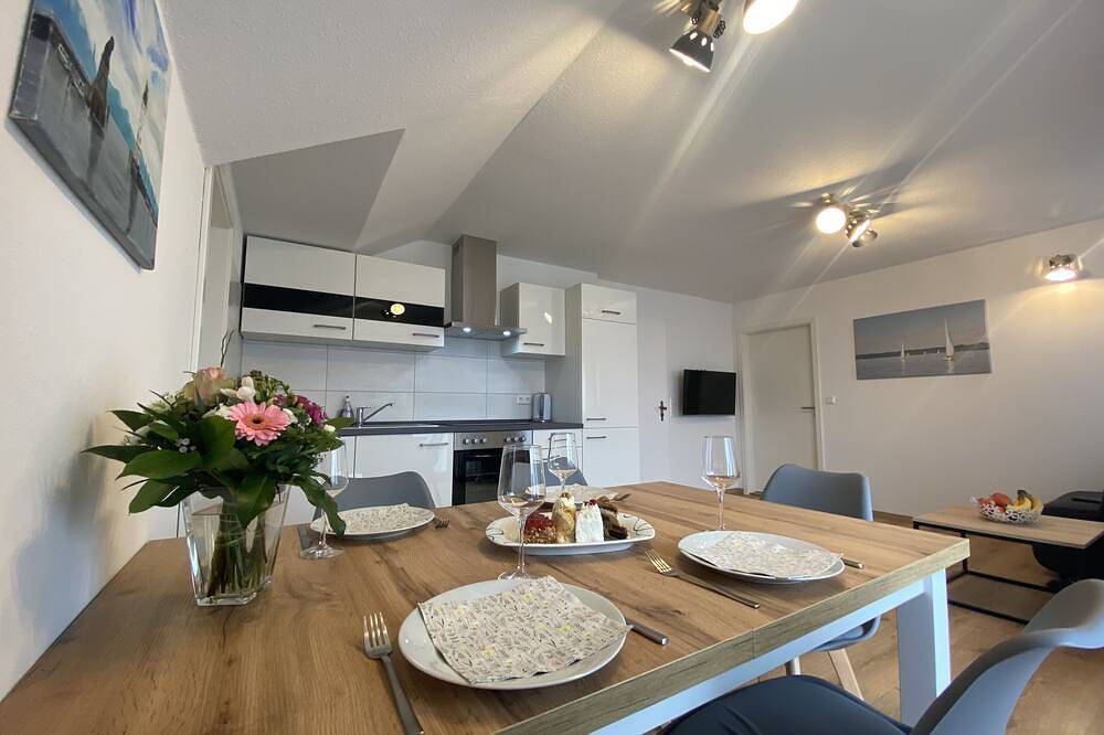 Ganze Wohnung, Ferienwohnung Lindau am Bodensee –Südbalkon, Parkplatz mit Wallbox & Fahrradraum in Lindau, Bayerisch Schwaben