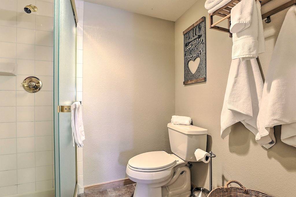 Ganze Wohnung, Modern Condo. Hot tub. Amazing Lake views. Mural. in Frisco, Arapaho and Roosevelt National Forests