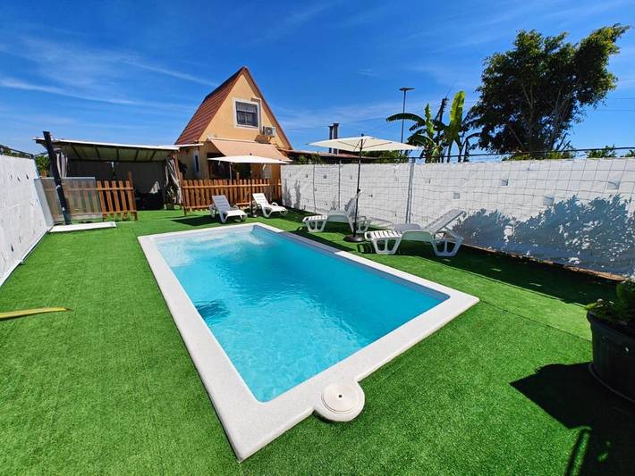 Location de vacances pour 5 personnes, avec Terrasse ainsi que Jardin et Piscine