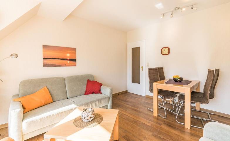 Ganze Wohnung, Haus Abendrot 1. Zentrale Ferienwohnung für 4 Personen. Mit Balkon. in Hafen Büsum, Büsum