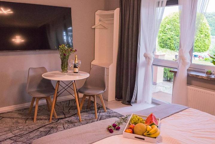 Gästehaus für 2 Personen, mit Ausblick und Garten sowie Seeblick und Balkon - 1