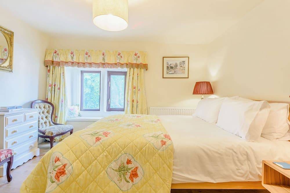 Mulberry Cottage, pet friendly, with open fire in Youlgreave in Youlgreave, Derbyshire