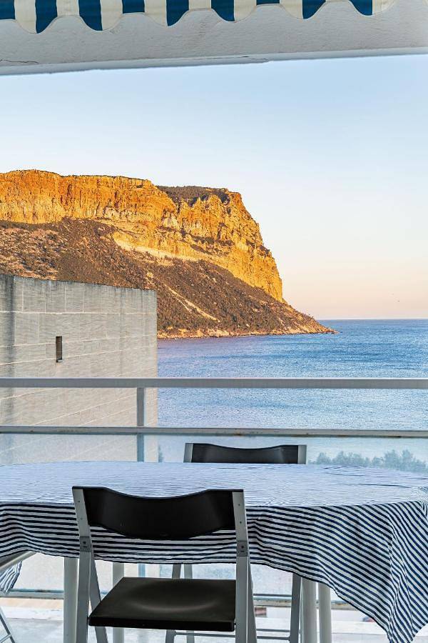 Gîte pour 4 personnes, avec terrasse et vue dans Plage Du Bestouan Cassis