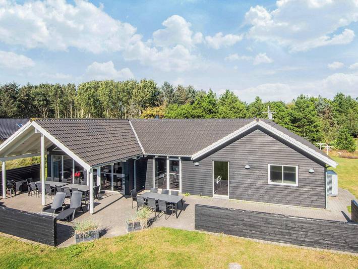 Ferieudlejning for 18 personer, med Jacuzzi og Terrasse samt Sauna i Blåvand
