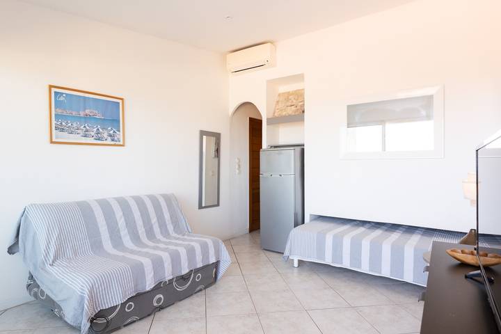 Monolocale intero, Studio 26m² “Marina di Sant Ambroggio” con vista mare, terrazza, Wi-Fi e aria condizionata in Sant Ambroggio, Lumio
