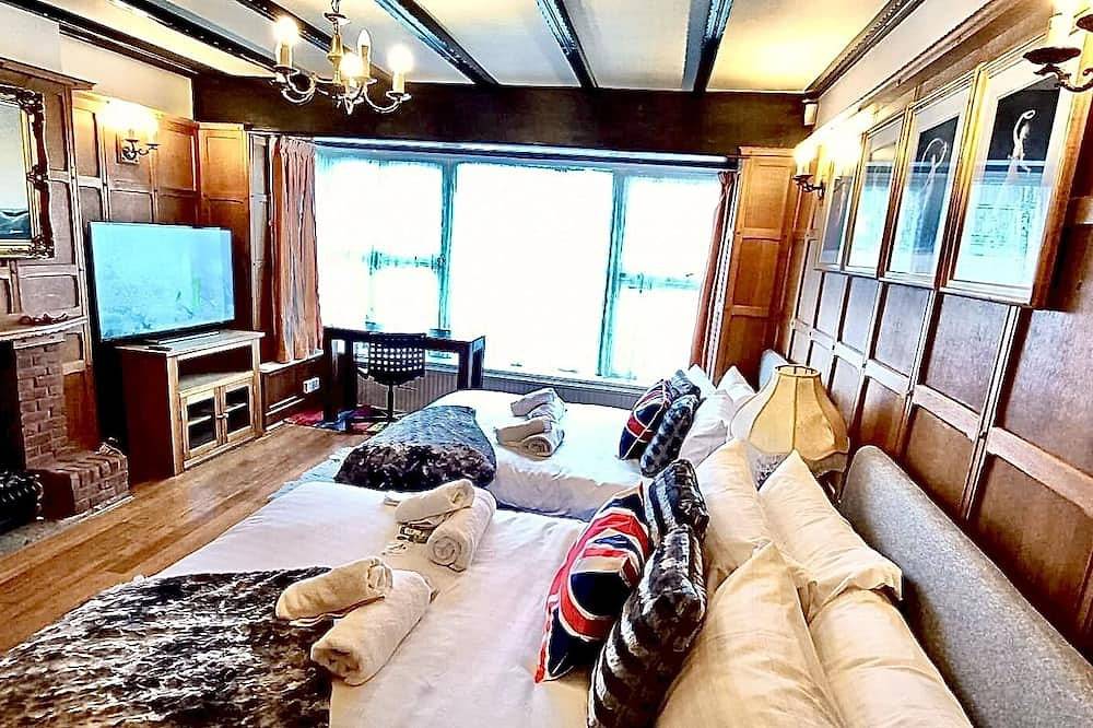 Cambridge Premium Luxury 4 Bedroom Large House with Parking| 5 mins to River Cam in Cambridge, Cambridgeshire