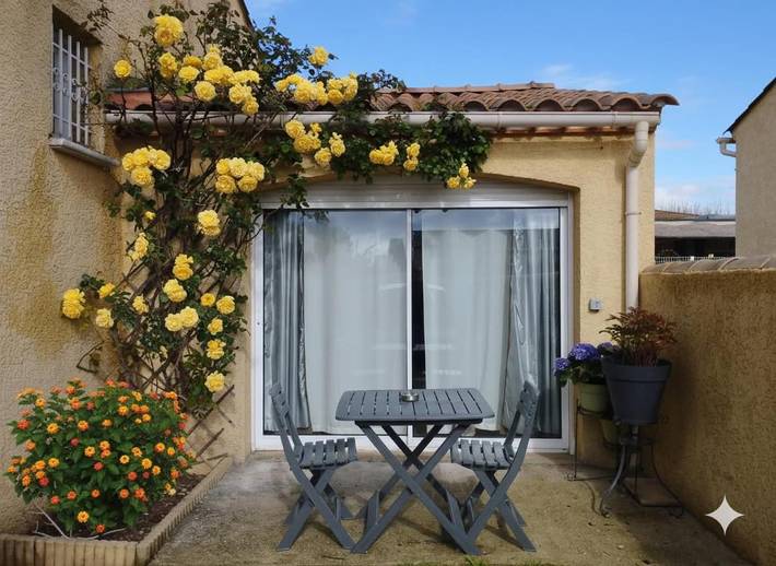 Location de vacances pour 2 personnes, avec terrasse et jardin, animaux acceptés à Milhaud