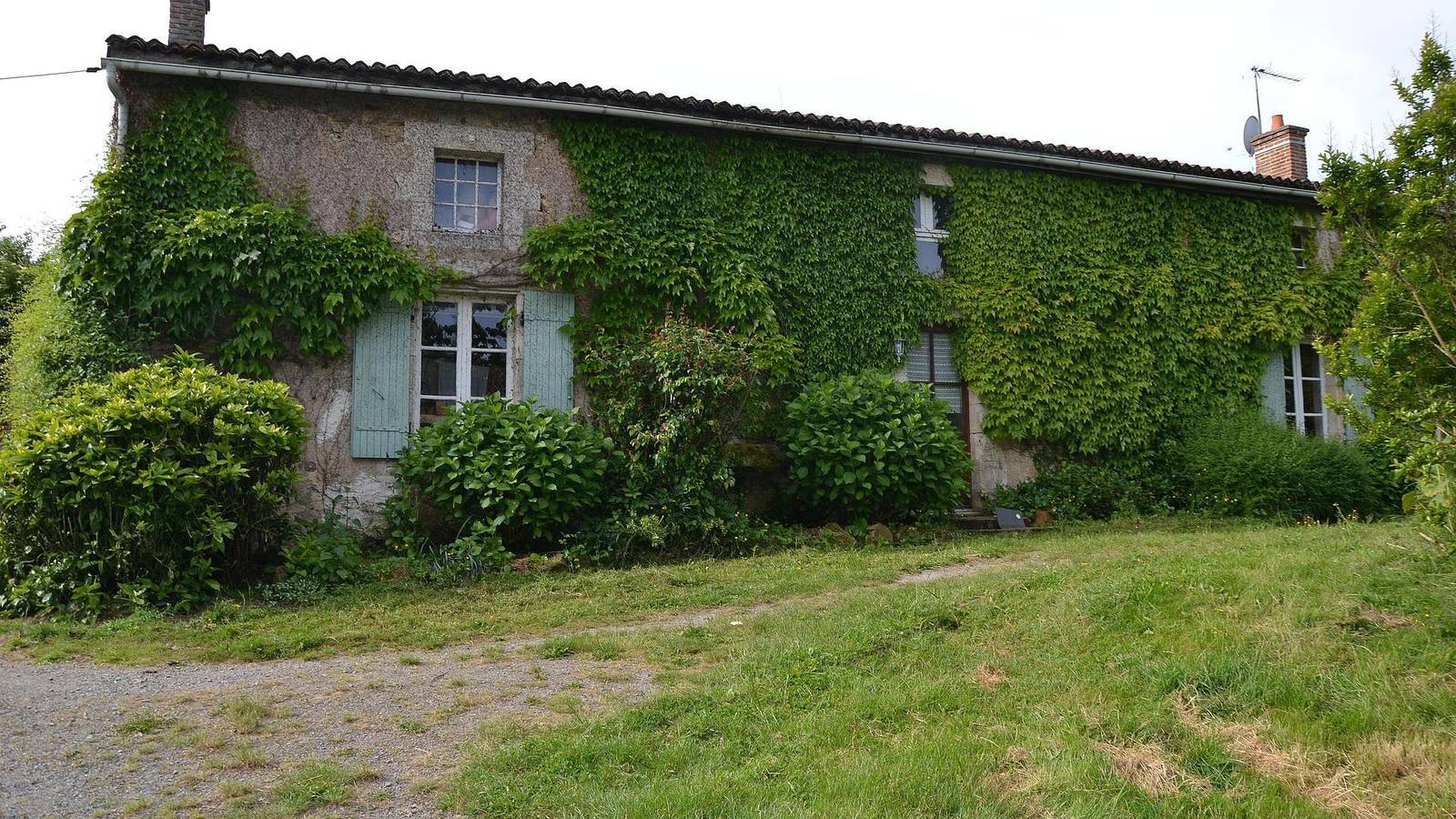 Maison de vacances 'Gîte Le Noyer' avec terrasse privée, jardin privé et Wi-Fi in Luchapt, Vienne (France)