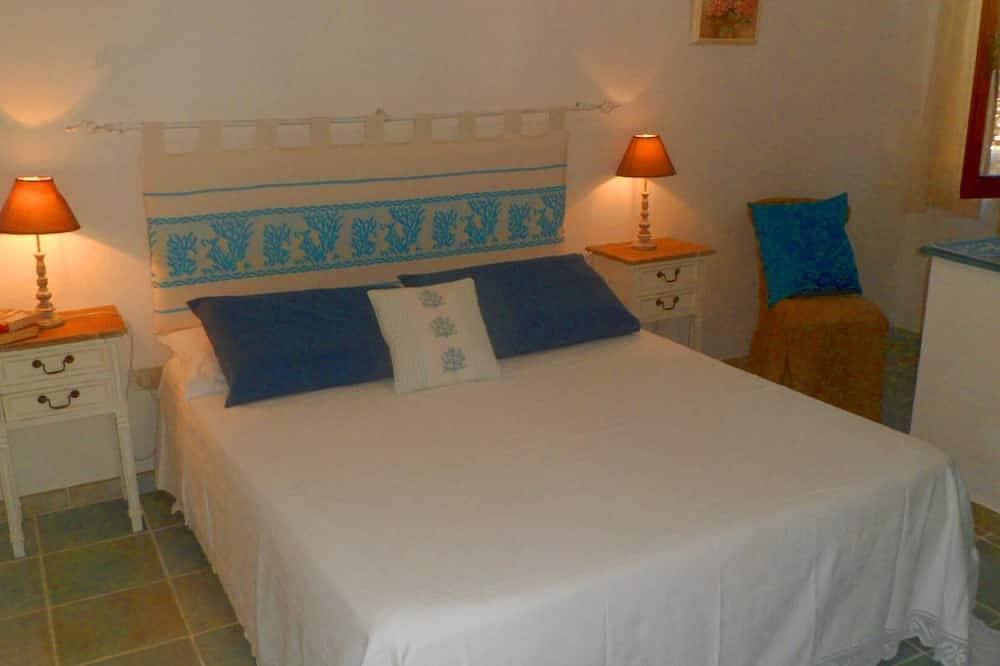Casa Niperu en el campo a pocos metros de las playas de Cala Ginepro in Cala Ginepro, Orosei