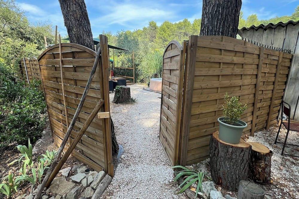 Comfortable yurt in Provence with spa and breakfast in La Roque-sur-Pernes, Vaucluse