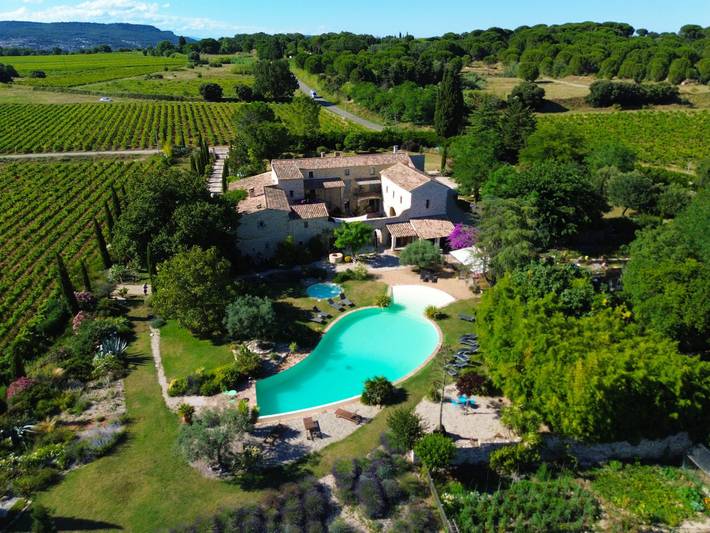 Gîte pour 15 personnes, avec terrasse ainsi que piscine et jardin