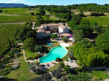 Gîte pour 15 personnes, avec terrasse ainsi que jardin et piscine à Saint-Laurent-des-Arbres