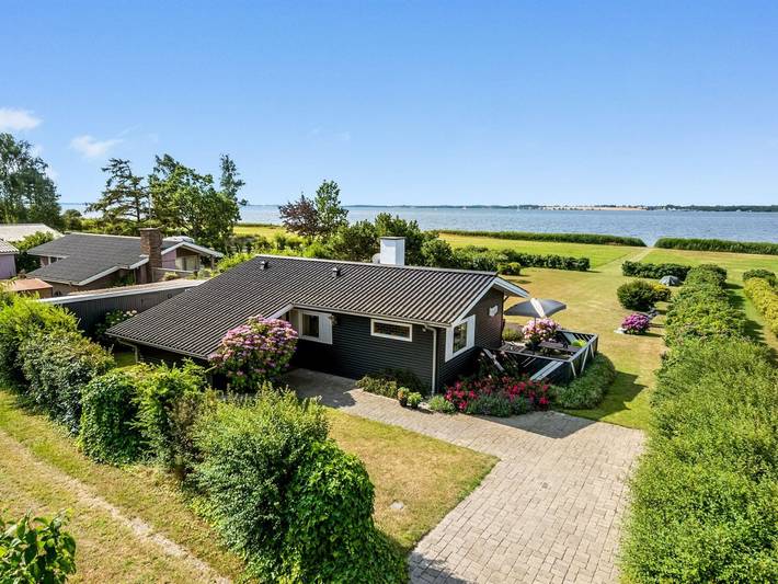 Ferieudlejning for 6 personer, med Terrasse i Fejø