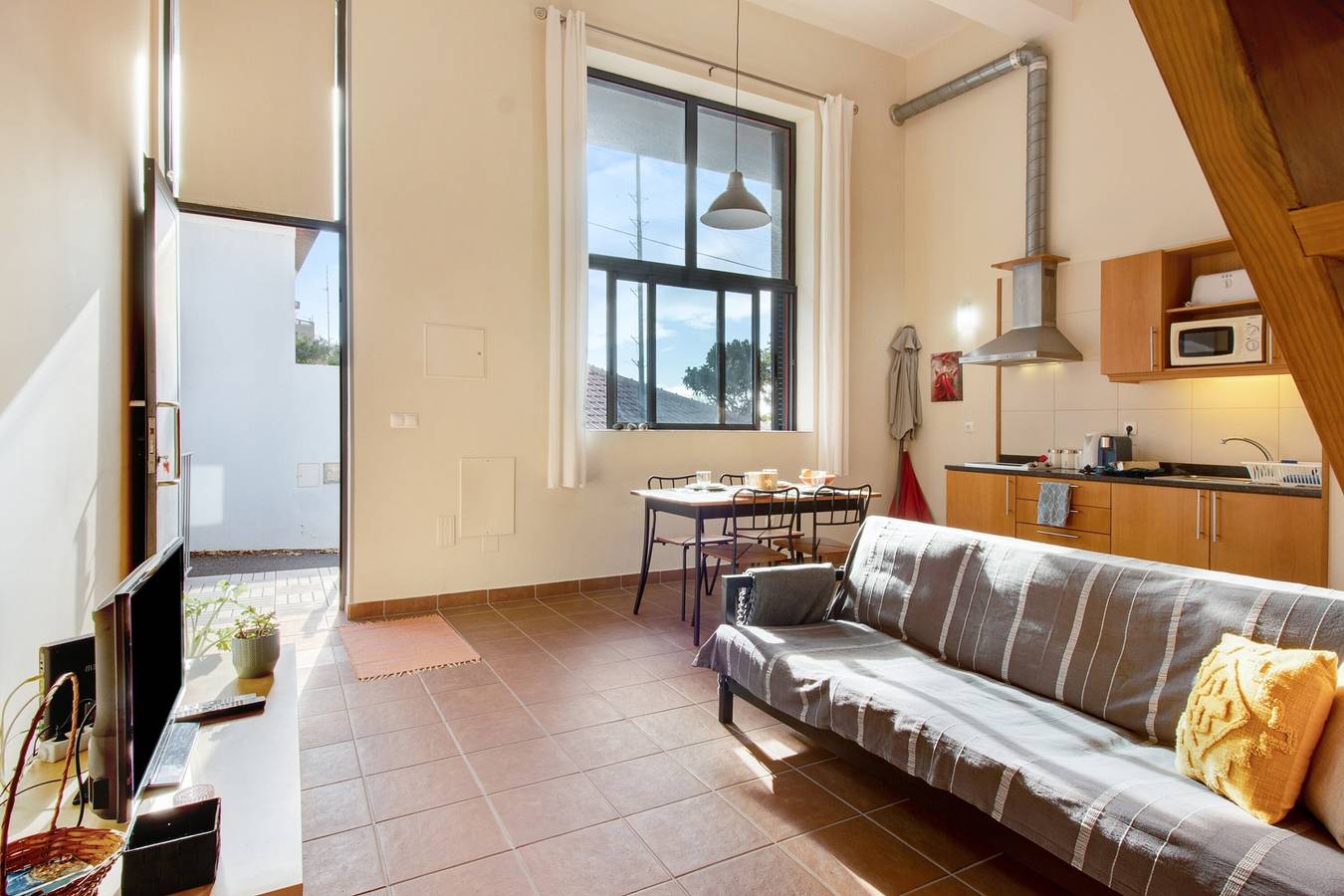 Appartamento intero, Appartamento "Calheta Lofts I" con vista sulle montagne, balcone privato e Wi-Fi in Calheta, Madeira