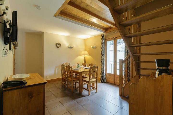 Entire apartment, V Buet 54: Beside Ski Lift; Pool, Sauna & Gym in Vallorcine, Bonneville region