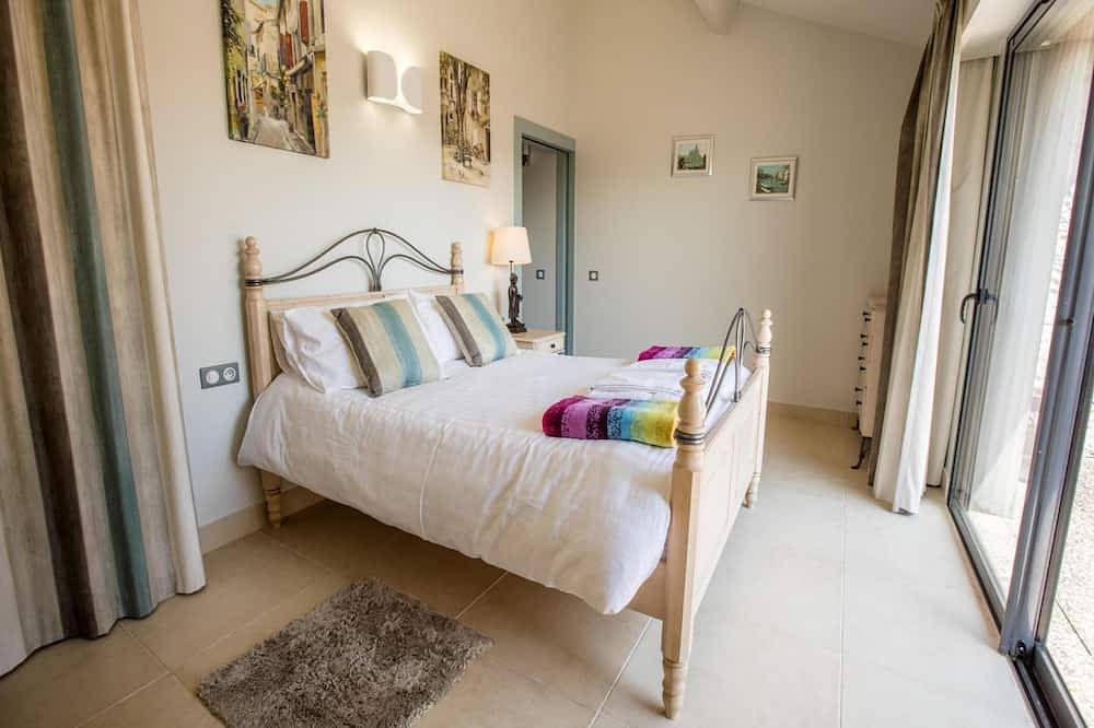 Charming gîte with pool and park garden in Saint-Maurin, Agen region