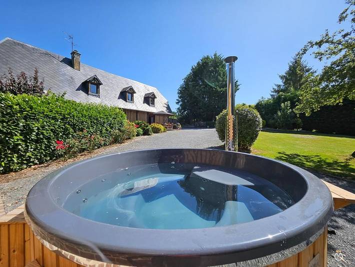 Location de vacances pour 10 personnes, avec terrasse et jardin ainsi que jacuzzi et sauna à Saint-André-d'Hébertot