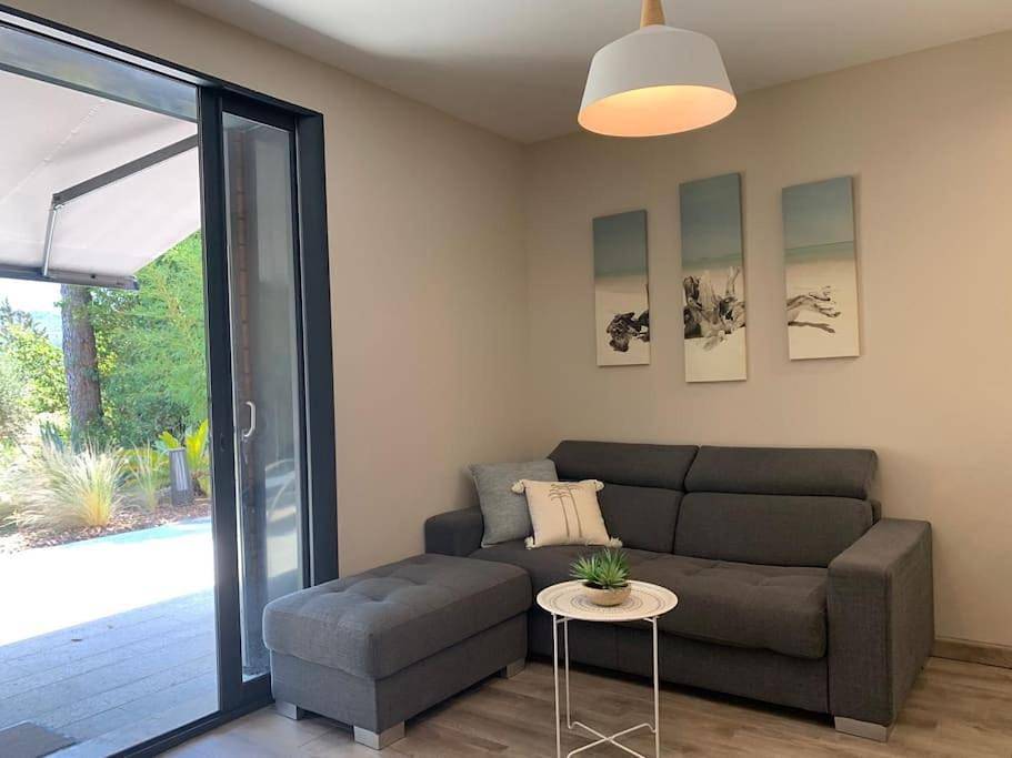 Appartement entier, One-Bedroom Apartment in Cuges-les-Pins, Région de Marseille
