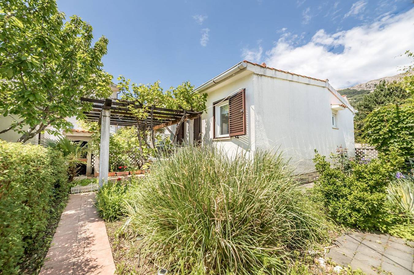 Mediterranes Ferienhaus nur 550 Meter zum Strand mit Grillbereich, privater Terrasse, Parkplatz in Baška, Krk (Croazia)