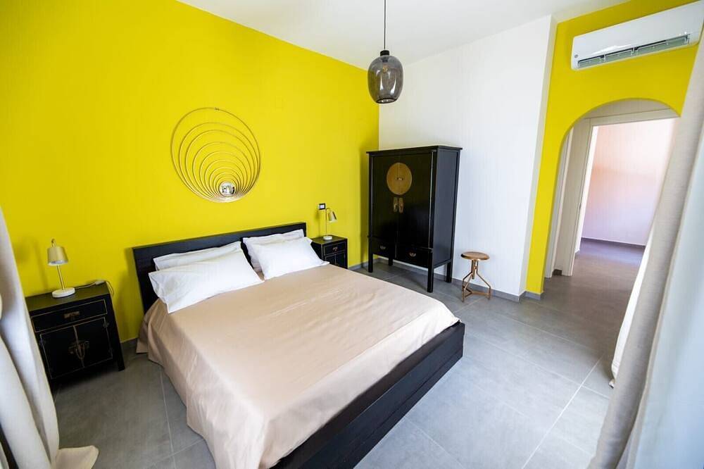 Entire apartment, Deluxe Double Room with Shared Terrace, Wi-Fi and Air Conditioning in Vietri sul Mare, Amalfi Coast