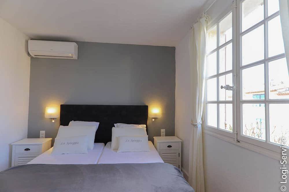 Appartement entier, Superbe appartement climatisé 4 personnes avec vue panoramique sur le Golfe de Saint-Tropez. in Port Grimaud, Grimaud