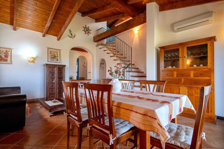 Villa 'Sofia' avec vue sur les montagnes, Wi-Fi et climatisation in Punta De Su Turrione, Stintino