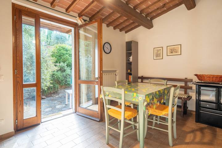 Appartamento intero, Casa di campagna 'Il Nido' con giardino condiviso e Wi-Fi in Arezzo, Provincia di Arezzo