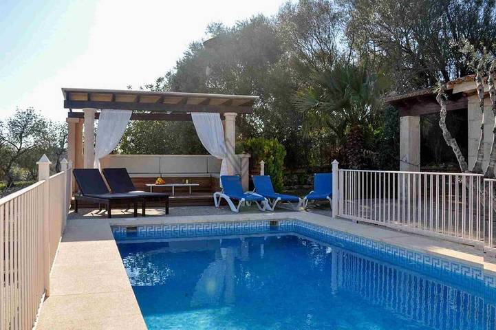 Gîte pour 6 personnes, avec balcon ainsi que jardin et piscine à Petra