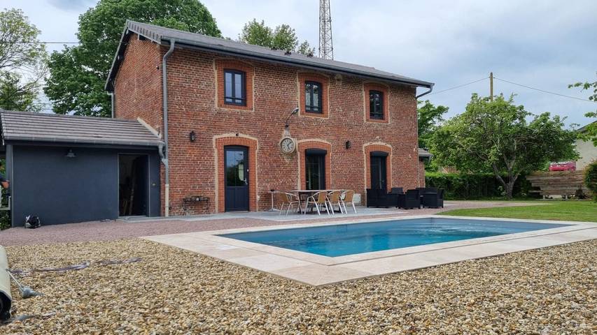 Gîte pour 8 personnes, avec Terrasse ainsi que Jardin et Piscine