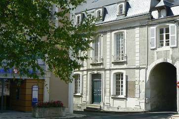 Gîte pour 15 personnes, avec terrasse et jardin à Mirebeau
