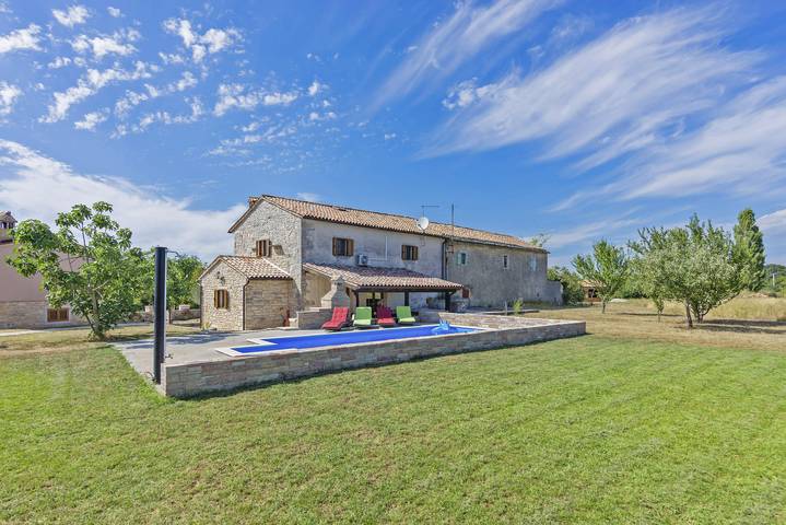 Ferienhaus für 5 Personen, mit Garten und Pool, mit Haustier