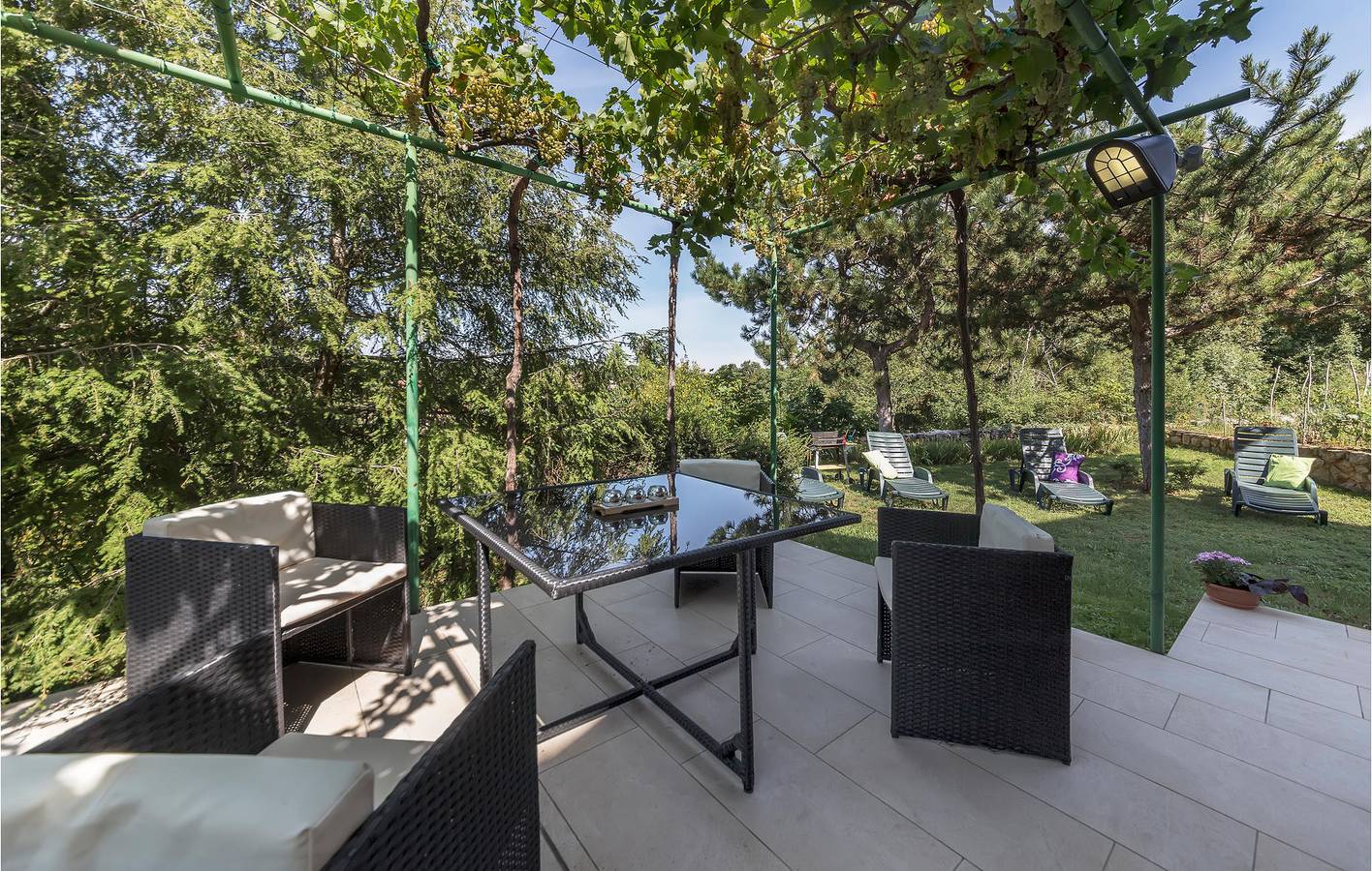 Apartamento vacacional entero, Encantador apartamento con terraza, wifi y aparcamiento a 2,5 km de la playa in Ripenda, Costa Este de Istria