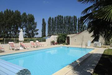 Gîte pour 4 personnes, avec piscine et jardin à Vix