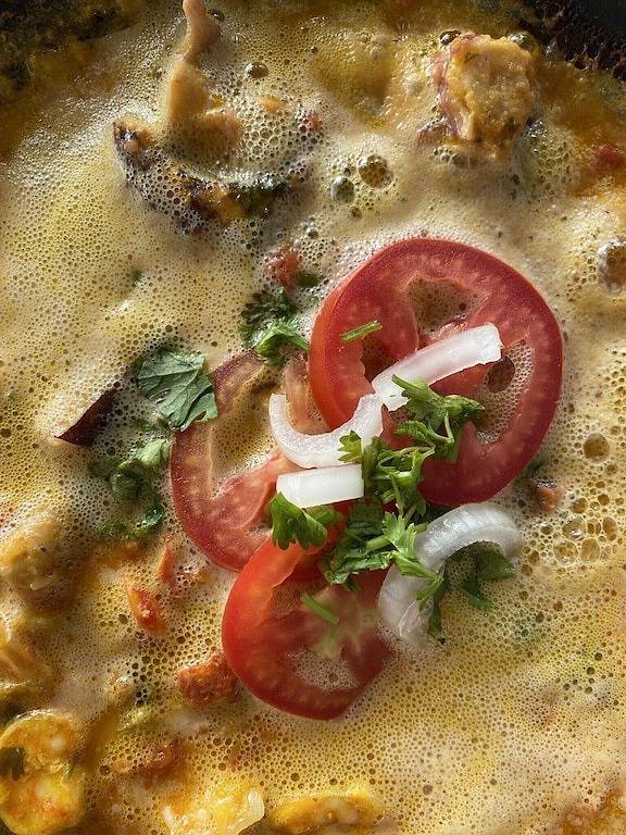 House with swimming pool, 5 bedrooms (4 suites) 40 meters from the beach. in Camaçari, Linha Verde