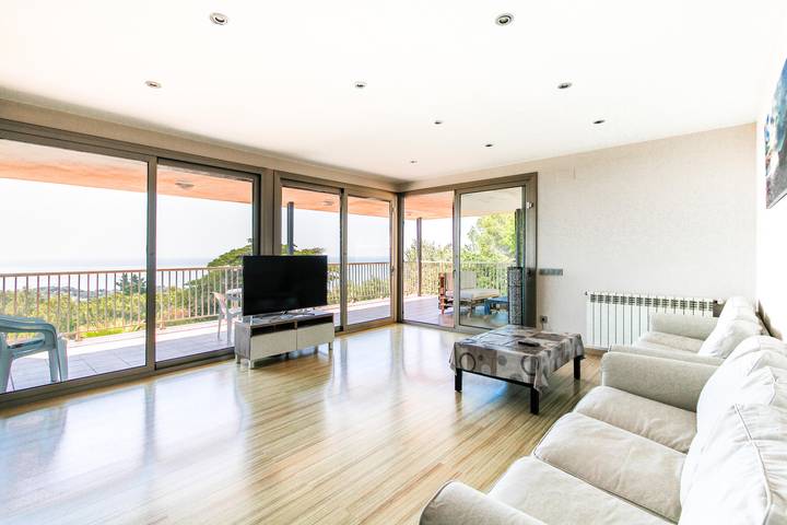 Villa Breeze, piscine privée, vue sur la mer à seulement 2 km de la plage in Roca Grossa, Lloret de Mar