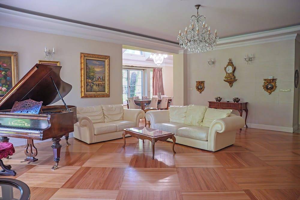Large luxury villa with indoor pool 25 mins to central Warsaw in Mazóvia