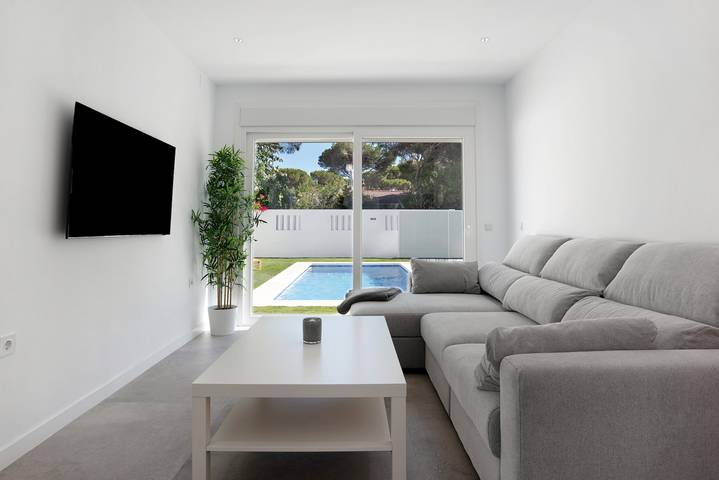 Villa 'Santa Clara 21c' con piscina privada, Wi-Fi y aire acondicionado in Playa La Barrosa, Chiclana de la Frontera