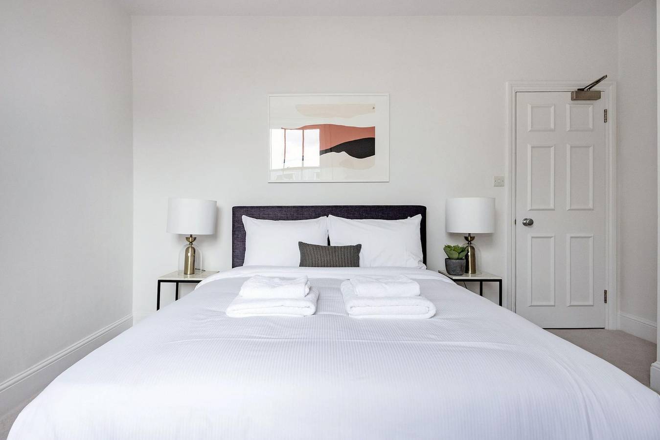 Entire apartment, The Cadogan Suite next to Sloane Square in Kensington and Chelsea, London