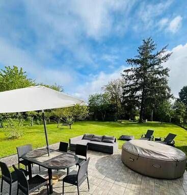 Location de vacances pour 7 personnes, avec Jacuzzi et Terrasse ainsi que Jardin et Vue à Droué