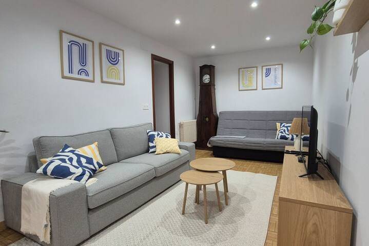 Ganze Wohnung, Chic Apt w/ Full Kitchen & Wi-Fi Near Attractions in Arriondas, Costa Verde (Spanien)